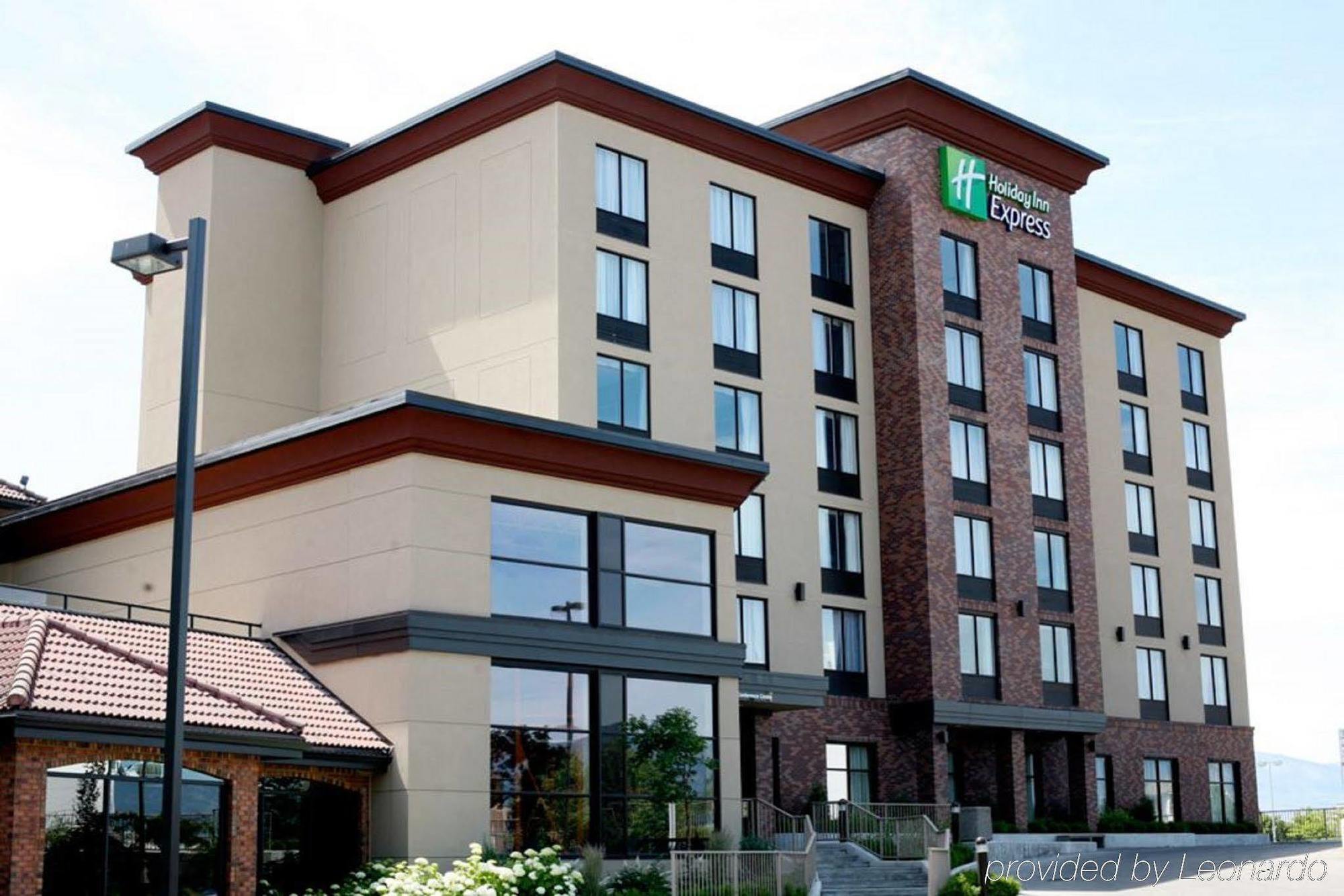 Hotel Kelowna & Conference Centre Extérieur photo