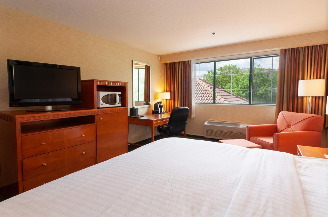 Hotel Kelowna & Conference Centre Extérieur photo
