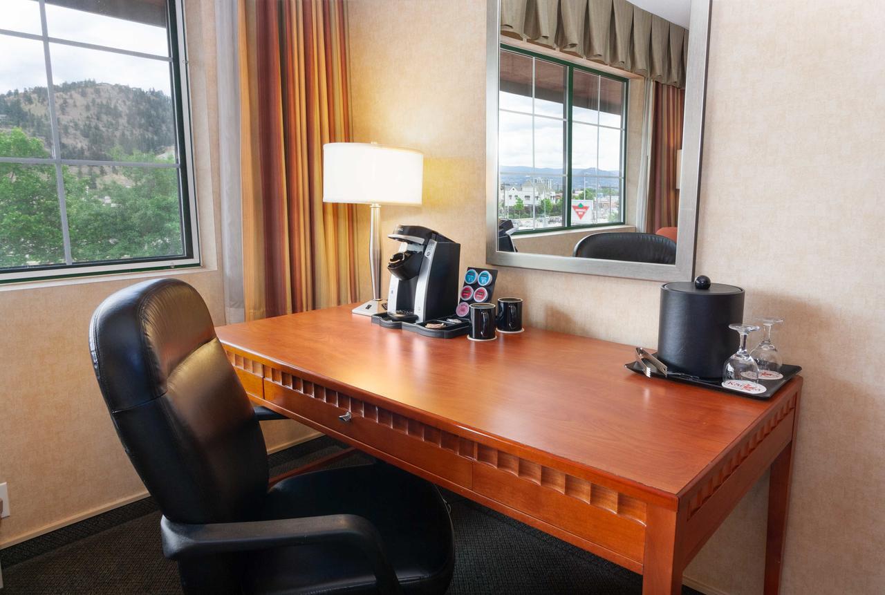 Hotel Kelowna & Conference Centre Extérieur photo