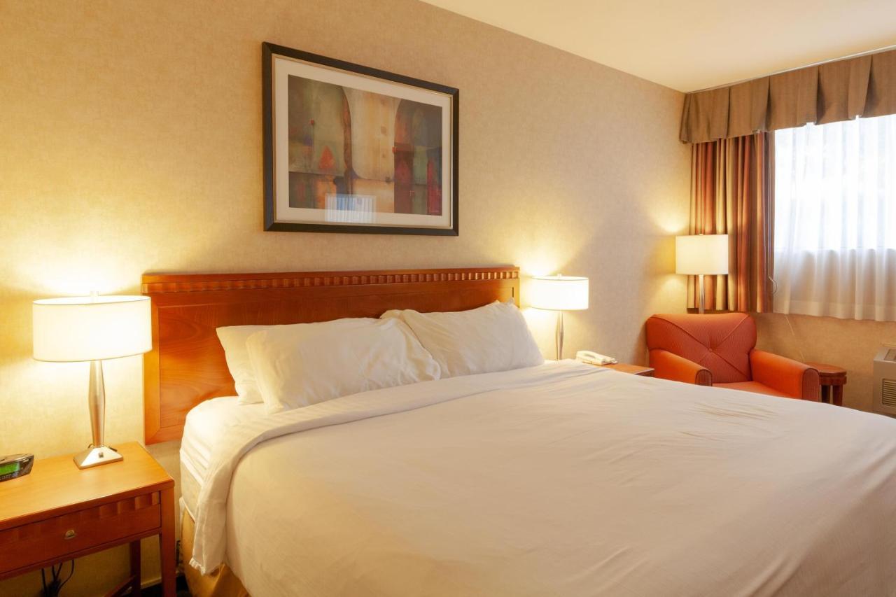 Hotel Kelowna & Conference Centre Extérieur photo