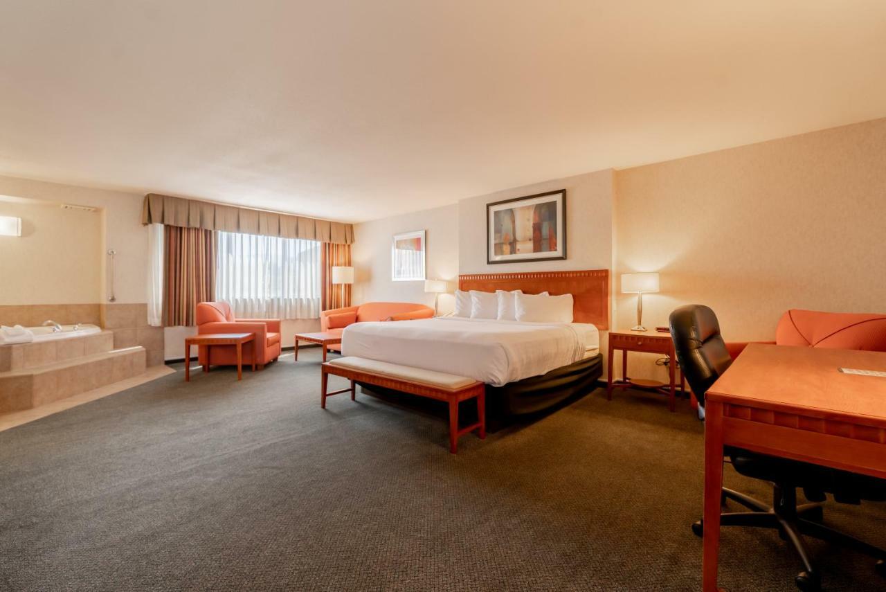 Hotel Kelowna & Conference Centre Extérieur photo
