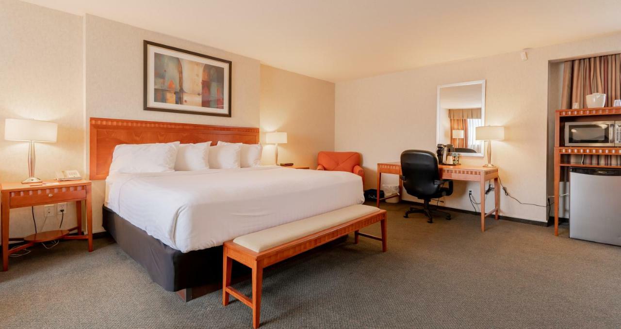 Hotel Kelowna & Conference Centre Extérieur photo