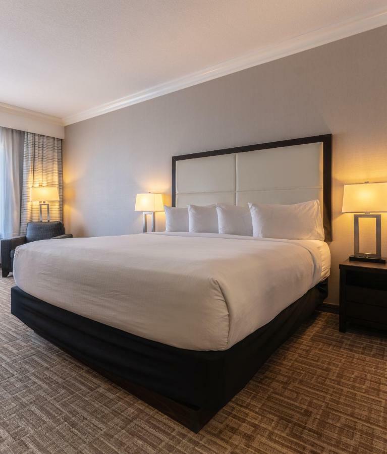 Hotel Kelowna & Conference Centre Extérieur photo