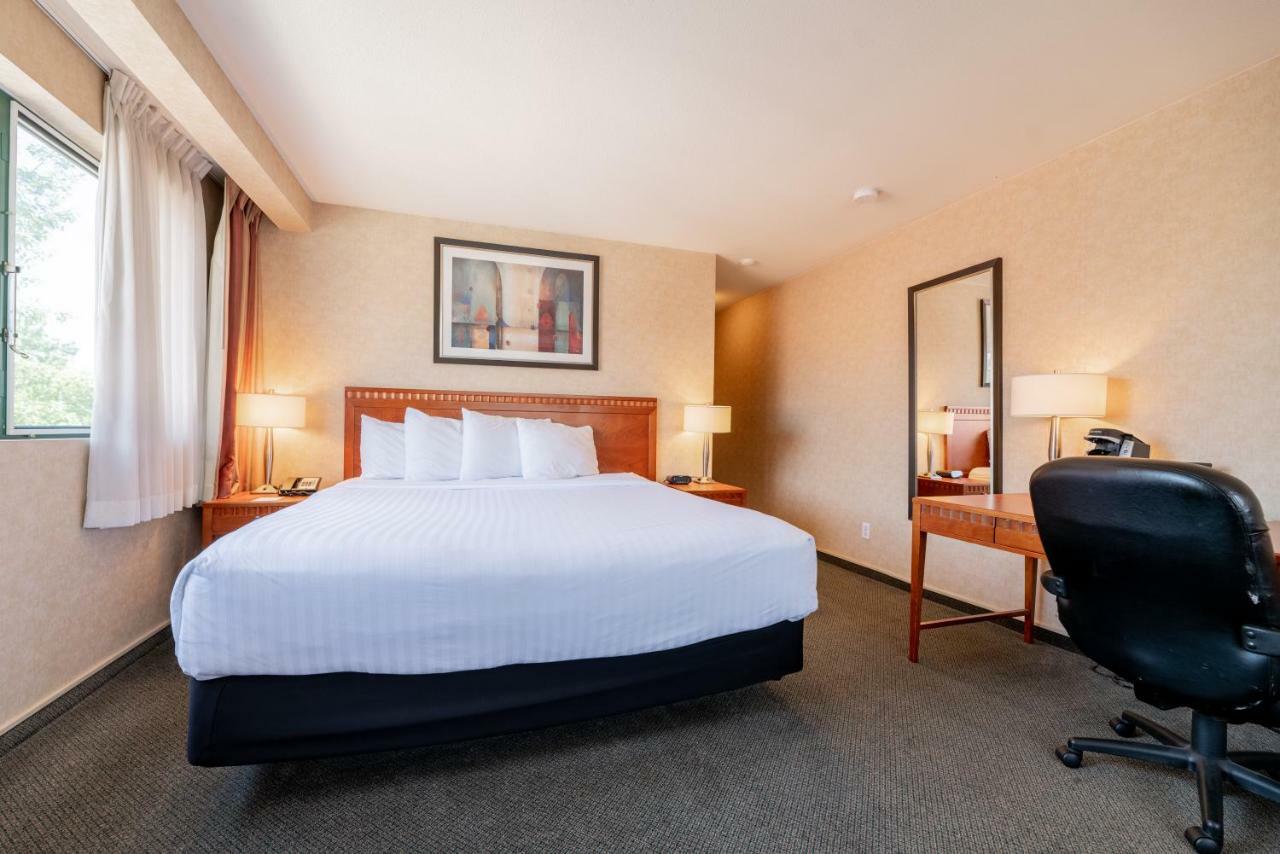 Hotel Kelowna & Conference Centre Extérieur photo