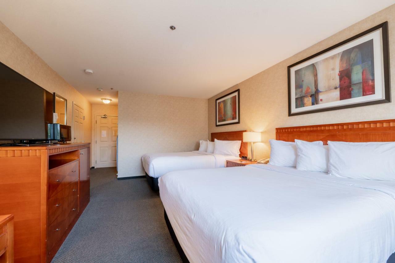 Hotel Kelowna & Conference Centre Extérieur photo