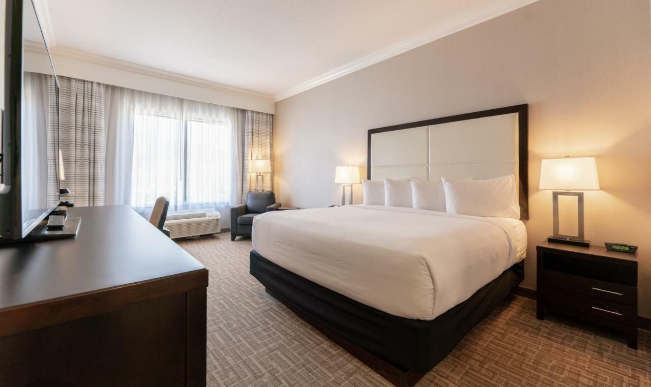 Hotel Kelowna & Conference Centre Extérieur photo
