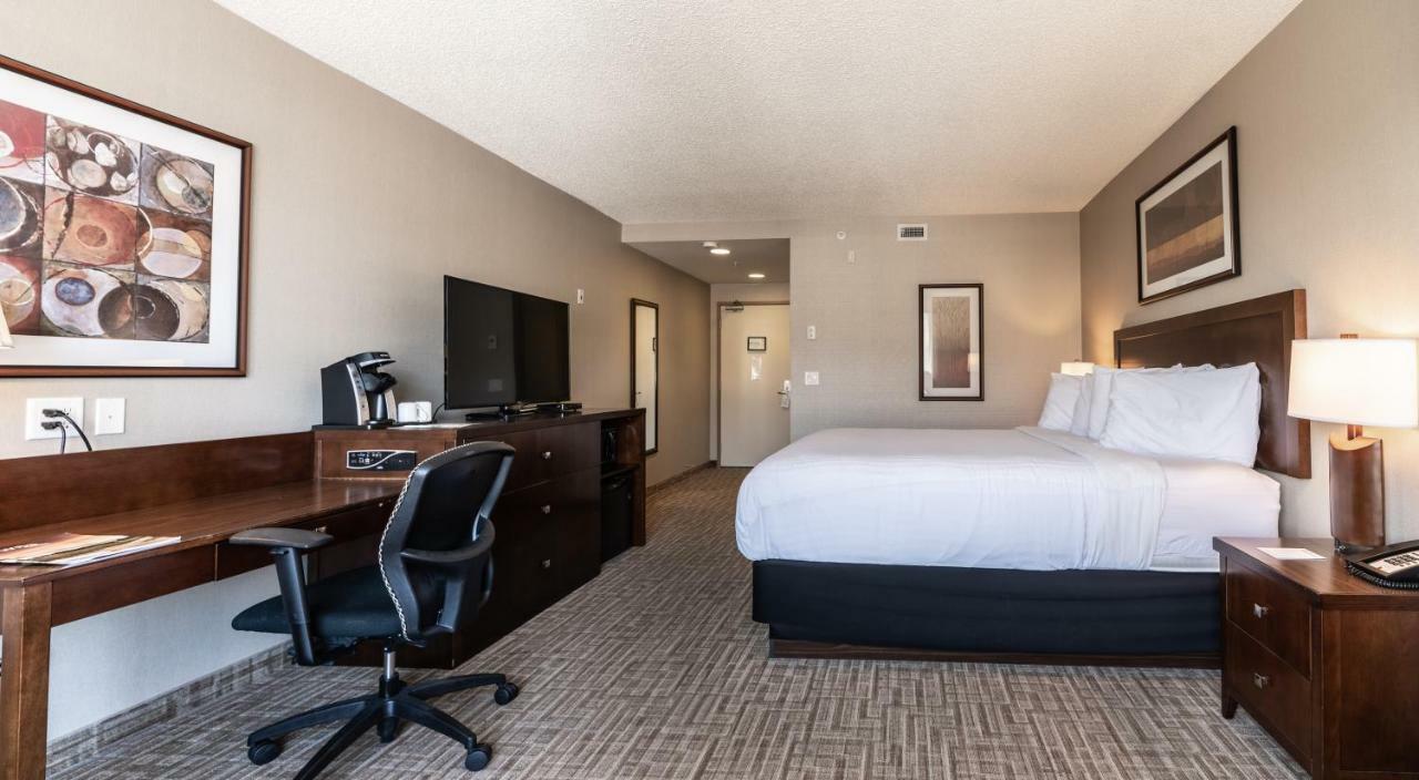Hotel Kelowna & Conference Centre Extérieur photo