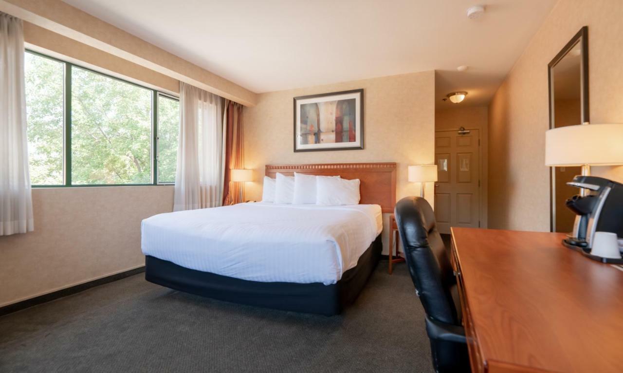 Hotel Kelowna & Conference Centre Extérieur photo